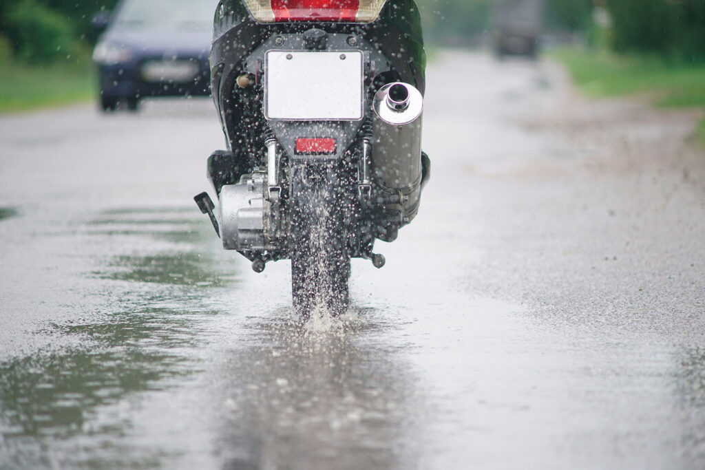 ขับรถมอเตอร์ไซค์ลุยฝน ช่วงถนนลื่น